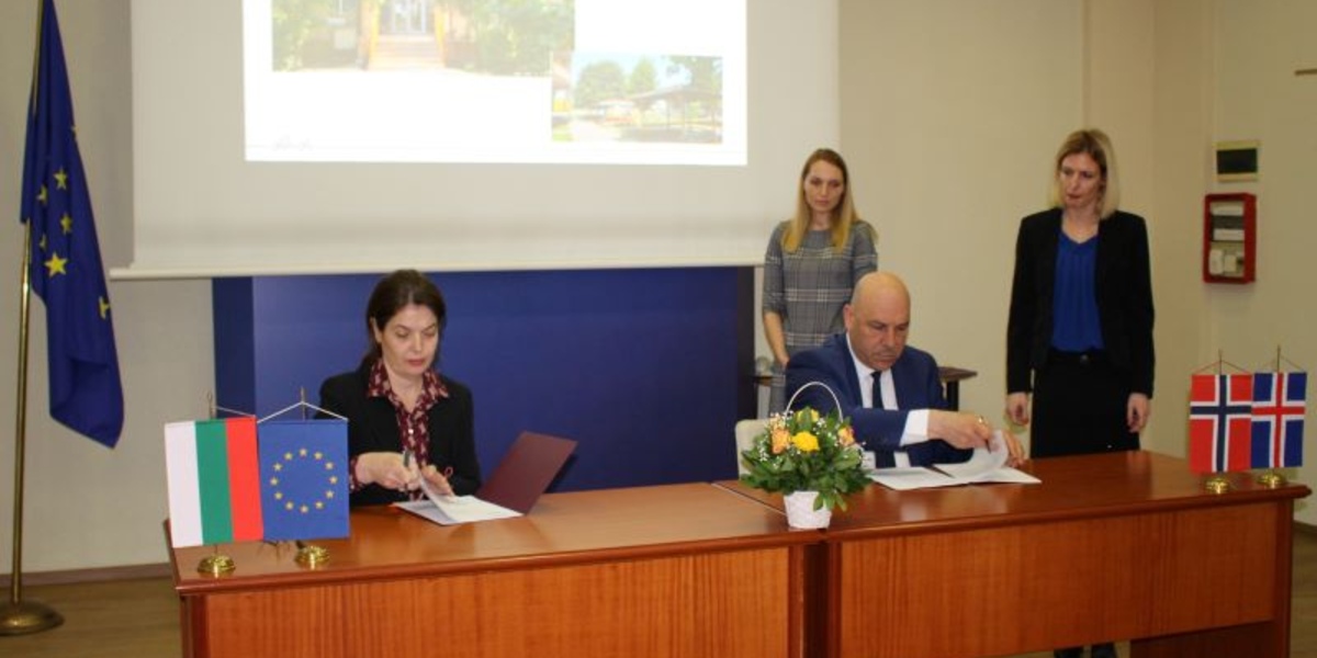 Deputy Minister Petrova and the Mayor оf Pomorie Ivan Aleksiev